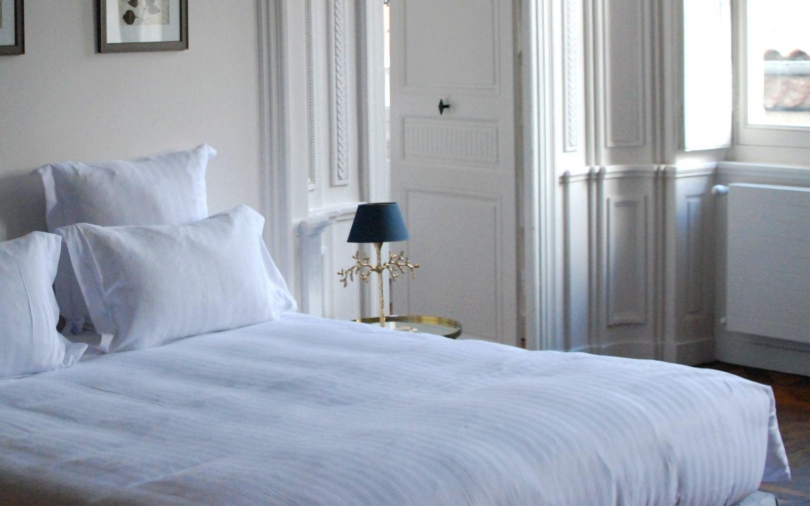 Hôtel de la Villeon | La Villeon suite | bed